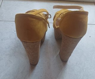 Sandalias de corcho mostaza con cuña