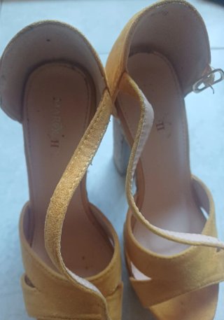 Sandalias de corcho mostaza con cuña