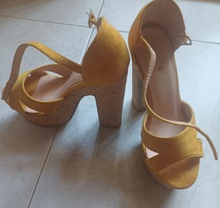 Sandalias de corcho mostaza con cuña