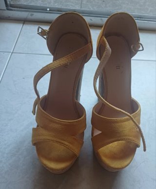 Sandalias de corcho mostaza con cuña