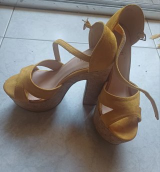 Sandalias de corcho mostaza con cuña