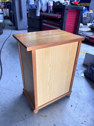 Comodino in legno