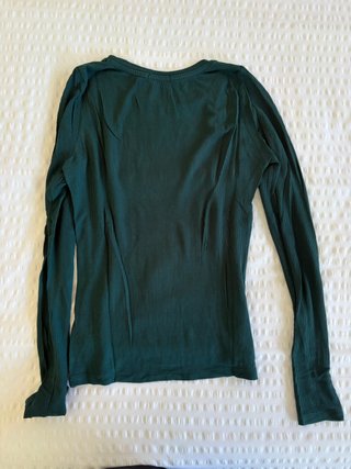 Camiseta Bershka verde manga larga