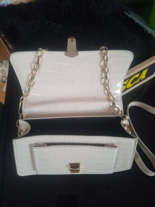 Bolso de fiesta beige con cadena dorada