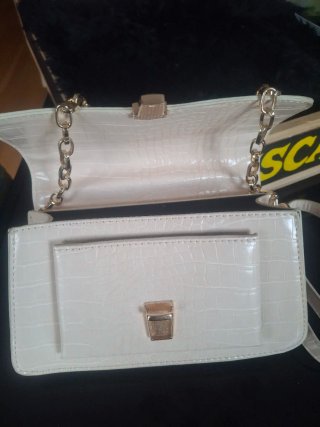 Bolso de fiesta beige con cadena dorada