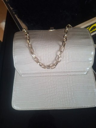 Bolso de fiesta beige con cadena dorada