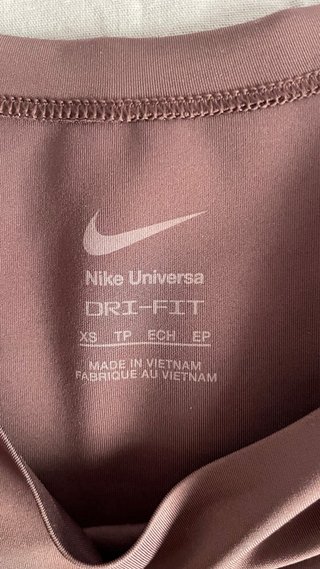 Camiseta Nike universa dri-fit.