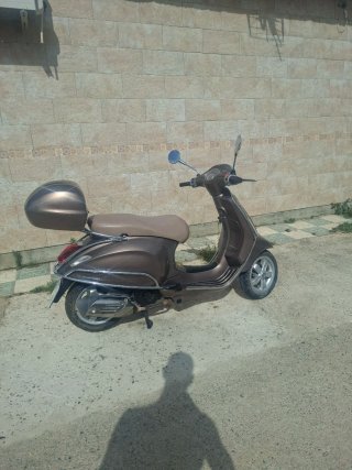 Vespa Primavera 125 Scooter Marrón