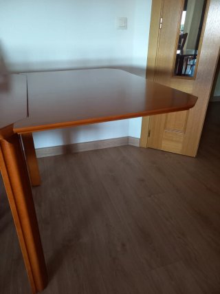 Mesa de comedor de madera