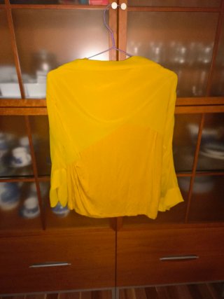 Blusa amplia semitransparente con camiseta