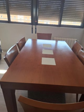 Mueble de madera con vitrina