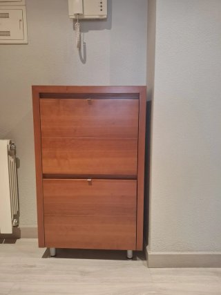 Mueble de madera con vitrina
