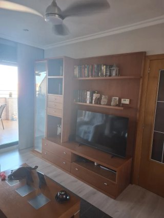 Mueble de madera con vitrina