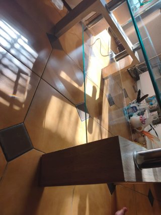 Tavolo da pranzo in vetro con gambe in legno