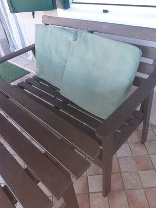 Tavolo e sedie in legno marrone
