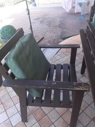 Tavolo e sedie in legno marrone