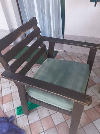 Tavolo e sedie in legno marrone