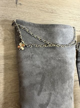 Botas altas Chanel grises con cadena