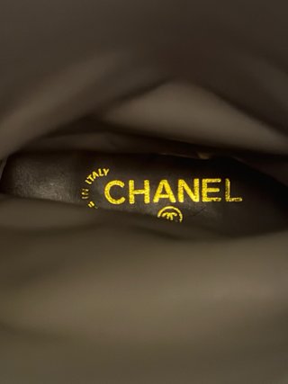 Botas altas Chanel grises con cadena