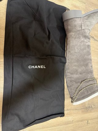Botas altas Chanel grises con cadena