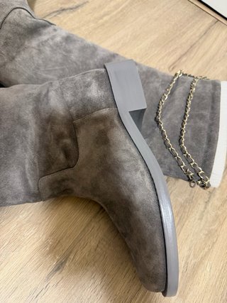 Botas altas Chanel grises con cadena
