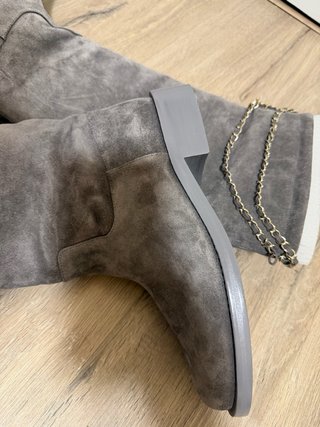 Botas altas Chanel grises con cadena