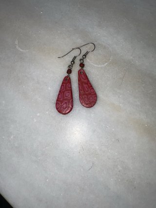 Pendientes largos rojos y rosas