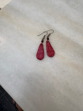 Pendientes largos rojos y rosas