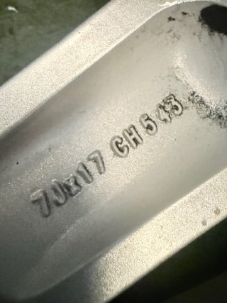 4 llantas  Renault  17” con neumáticos Firestone.