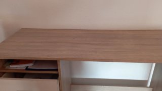 Scrivania con cassetti in legno e bianco