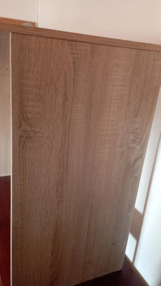 Scrivania con cassetti in legno e bianco