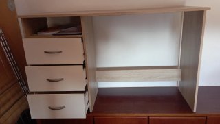 Scrivania con cassetti in legno e bianco