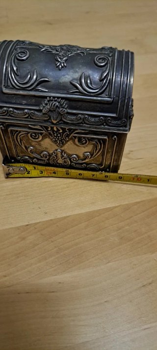 Scatola gioielli argentata con design floreale