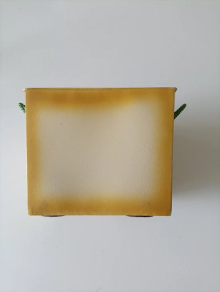Portavaso in metallo con fiori rossi
