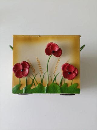 Portavaso in metallo con fiori rossi