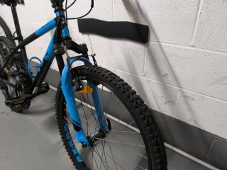 Bicicleta azul y negra