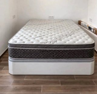 Divano in legno con materassi in memory foam