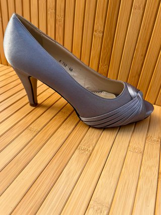 Zapatos de tacón grises plateados Talla 40