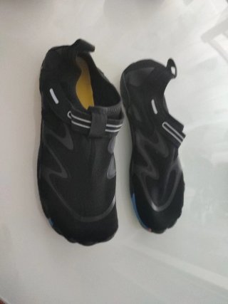 Zapatillas de agua negras y multicolor