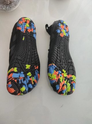 Zapatillas de agua negras y multicolor
