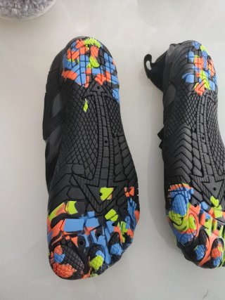 Zapatillas de agua negras y multicolor