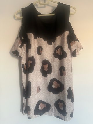 Camiseta con los hombros descubiertos