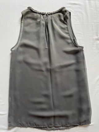 Blusa Zara gris con pedrería cuello Talla XS