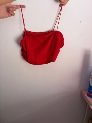 Top corto rojo con tirantes finos