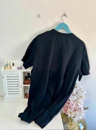 Camiseta H&M Negra con Cadena Dorada