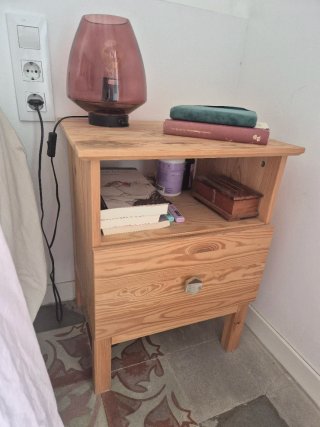 Comodino in pino con marmorizzazione IKEA