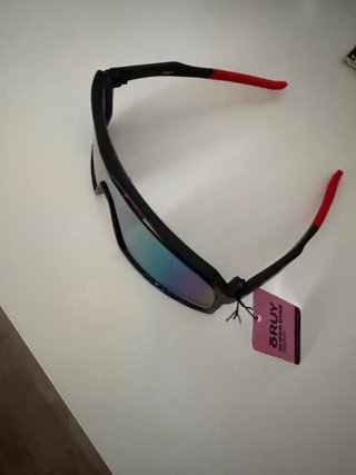 Gafas de sol deportivas negras y rojas