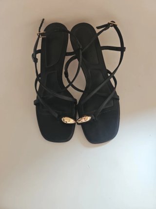 Sandalias negras Primark con detalle dorado