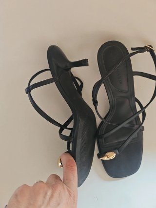 Sandalias negras Primark con detalle dorado
