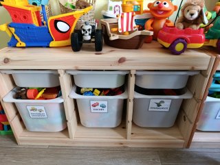 Muebles infantiles con mesa y sillas